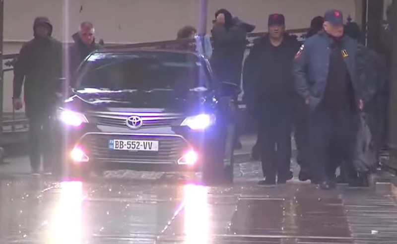 "მონებო" -  "ოცნების" დეპუტატები პარლამენტში შეძახილებით შეაცილეს