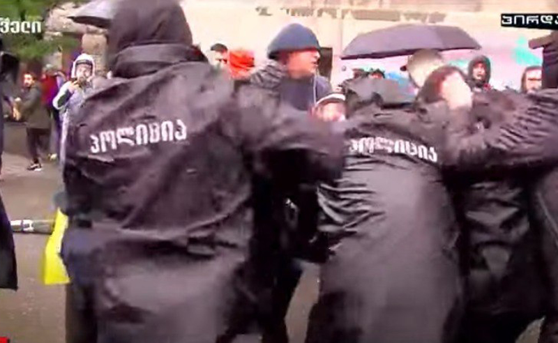 რუსთაველის გამზირზე ხმაური და დაპირისპირებაა - სპეცრაზმელებმა ქაფი გაუშვეს