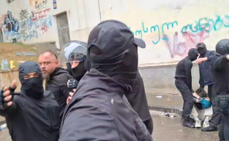 პარლამენტთან სამართალდამცველებმა წიწაკის სპრეი გაუშვეს