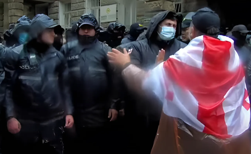 პოლიცია აქციის მონაწილეებს და ჟურნალისტებს სიტყვიერ შეურაცხყოფას აყენებს და აგინებს
