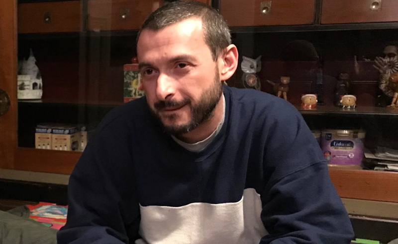 პარლამენტთან რეჟისორი გუკა რჩეულიშვილი დააკავეს