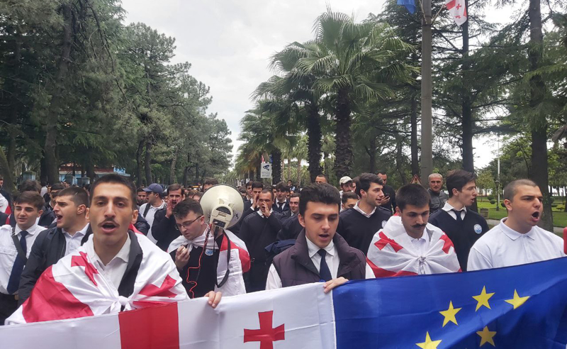 საზღვაო აკადემიის სტუდენტებმა რუსთაველის ქუჩა გადაკეტეს - ახალგაზრდები ბსუ-სკენ მიემართებიან