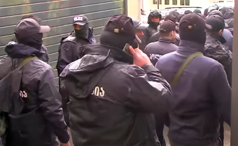 სამართლდამცველები და სპეცრაზმელები რუსთაველის გამზირს ტოვებენ