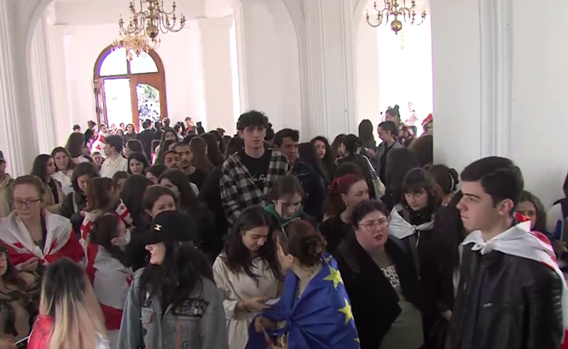 საზღვაო აკადემიასთან ხმაურია - სასწავლებლის ადმინისტრაციამ სტუდენტების ნაწილი აუდიტორებში ჩაკეტა