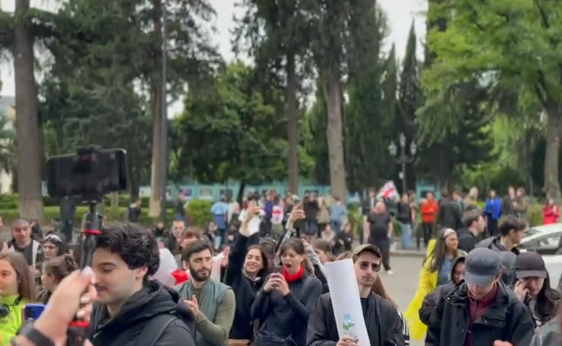 კავკასიის უნივერსიტეტის სტუდენტები პრეზიდენტს ხვდებიან