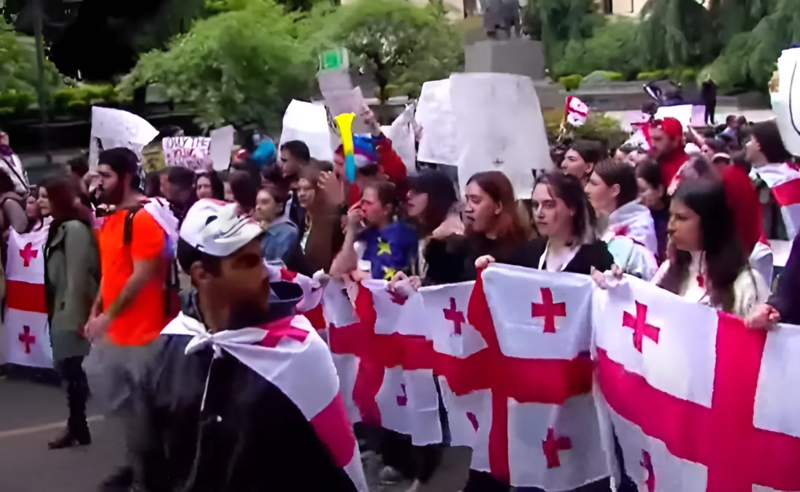 დედაქალაქის მთავარ გამზირზე ხალხის ნაკადი მატულობს - რა ხდება რუსთაველზე?