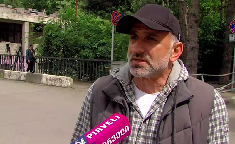 "დაახლოებით, 10 სპეცრაზმელი, ერთმანეთს ენაცვლებოდნენ და ურტყამდნენ" - რას ჰყვებიან დაკავებულების ოჯახის წევრები