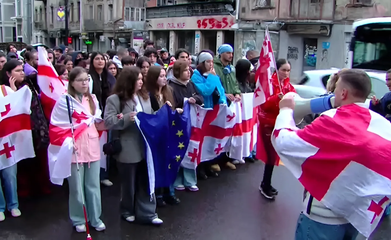 გაიწვიეთ რუსული კანონი! - სტუდენტები მსვლელობით პარლამენტისკენ მიემართებიან 