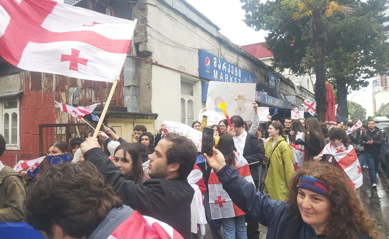 ბათუმში სკოლის მოსწავლეების ნაწილი გაიფიცა - ახალგაზრდები მსვლელობას აწყობენ