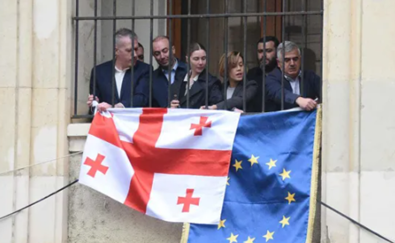 ოპოზიციონერმა დეპუტატებმა პარლამენტიდან საქართველოსა და ევროკავშირის დროშები გადმოფინეს