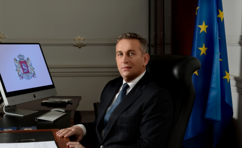ზაზა თავაძე გრიგოლ რობაქიძის უნივერსიტეტს ტოვებს