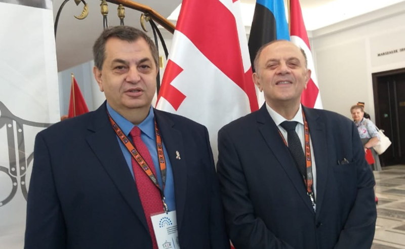 ახლა ისტორია რუსთაველზე იწერება, სადაც ისედაც დგანან ჩემი სტუდენტები - კავკასიის უნივერსიტეტს დავით ბერძენიშვილიც ტოვებს