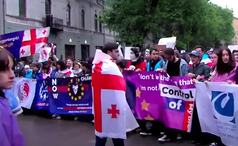 "ყველა გამოდით!" - პარლამენტთან მიმდინარე აქციას სტუდენტები მსვლელობით უერთდებიან