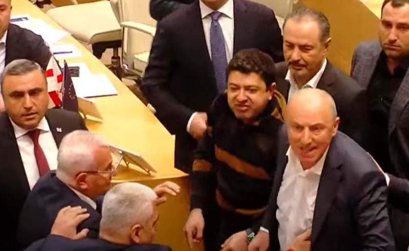 რუსული კანონი პარლამენტში ხმაურის და ჩხუბის ფონზე დაამტკიცეს