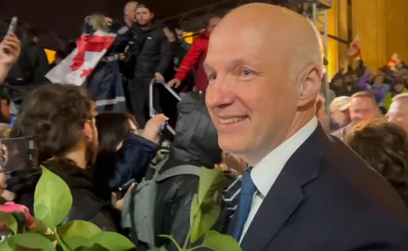 თქვენი ბრძოლა თავისუფლებისთვის, ჩვენი ბრძოლაა თავისუფლებისთვის. აქ თქვენს მხარდასაჭერად ვართ - ფიშერი