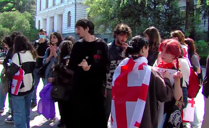 რუსული კანონის წინააღმდეგ პროტესტი მთელ ქვეყანაში გრძელდება - სტუდენტები თსუ-ს პირველ კორპუსთან იკრიბებიან