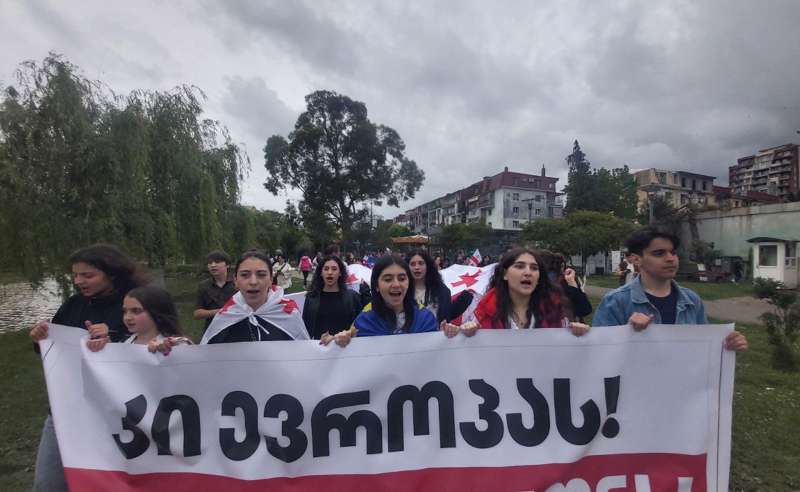 კი ევროპას, არა რუსულ კანონს! - სკოლის მოსწავლეების აქცია ბათუმში 