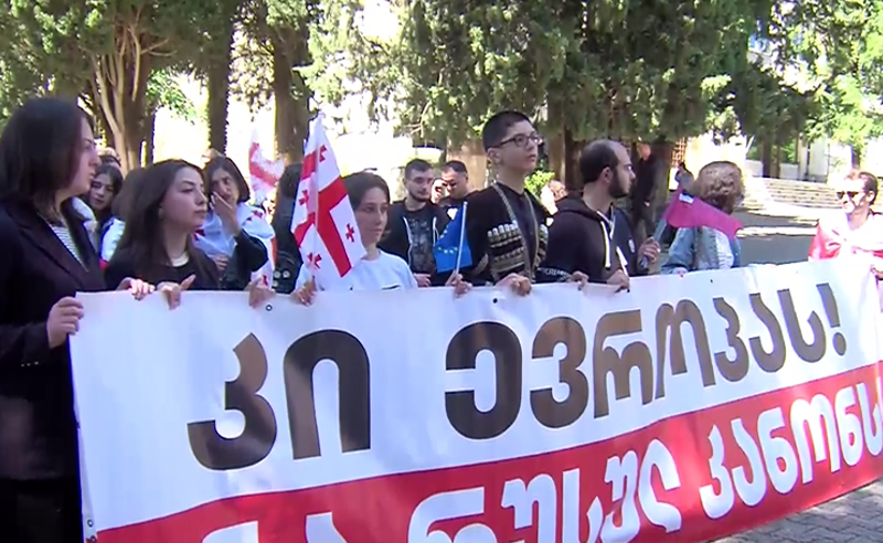 "ეს კანონი არის ბოროტება, რომელიც გვაბრუნებს ბოროტების იმპერიაში" - ქუთაისში სტუდენტები პროტესტისთვის ემზადებიან