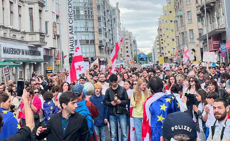 "კი ევროპას, არა რუსულ რეჟიმს" - ქართველი ემიგრანტების აქცია ბერლინში