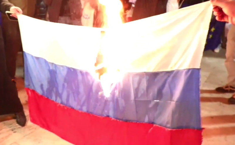 პარლამენტთან რუსეთის დროშა დაწვეს - (ვიდეო)