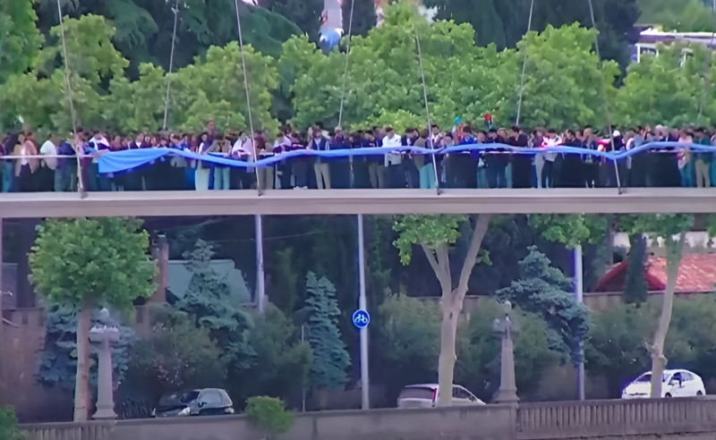 ახალგაზრდებმა მშვიდობის ხიდიდან ევროკავშირის გიგანტური დროშა გადმოფინეს