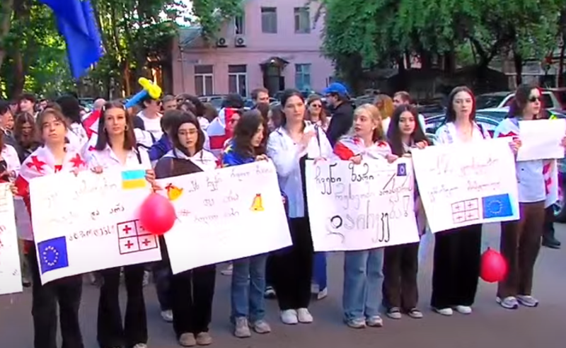 "არა რუსულ კანონს, კი ევროპას" - მე-12 კლასელების მსვლელობა დაიწყო
