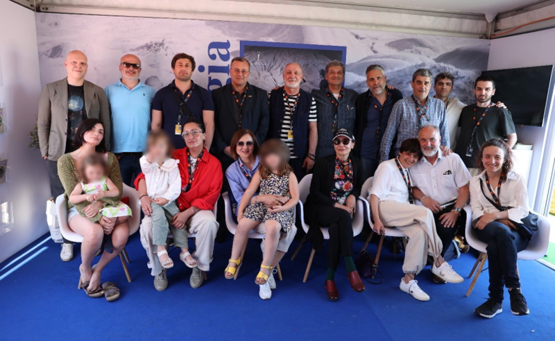 ბაჩო ოდიშარიას მტკიცებით, კანის კინოფესტივალზე ოჯახის წევრები "საკუთარი ხარჯებით" წაიყვანეს