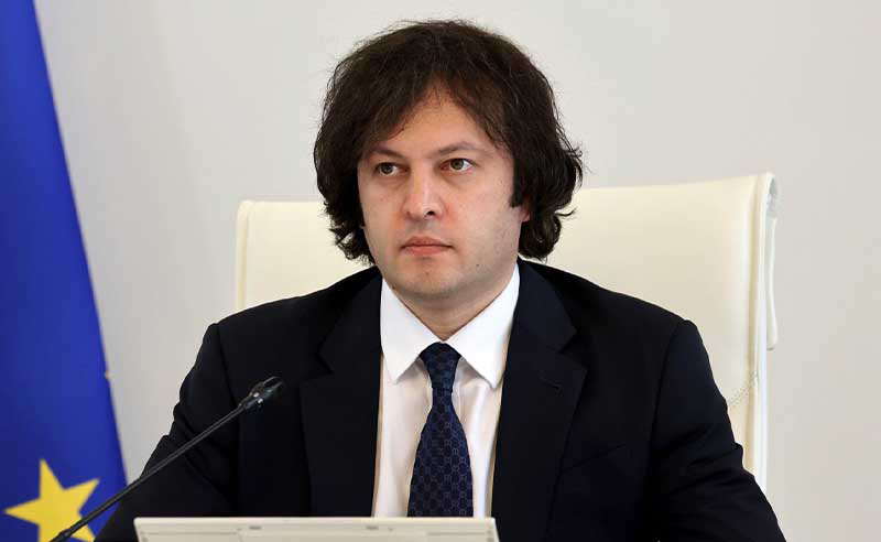 პრემიერი ამტკიცებს, რომ ევროკომისარმა ფიცოს ბედის გაზიარება დაუანონსა
