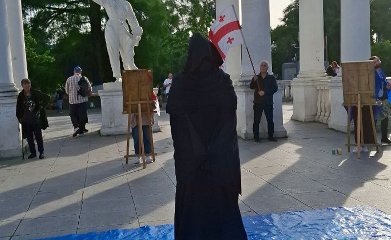 "გვინდა ყველას დავანახოთ მთავრობის ნამდვილი სახე... ეს არის ჩვენი ბნელი მომავალი" - აქცია-პრეფომანსი ბათუმში 