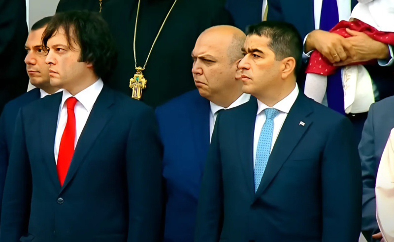 სანქციებით დაზაფრული მთავრობა და რკინის ჯებირებში მოქცეული კრიტიკული მედია - როგორ ჩაიარა 26 მაისის ღონისძიებამ