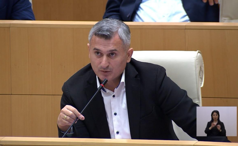 კირკიტაძე: ბატონო შალვა, ზვიად გამსახურდიას არასდროს შეშინებია ამ დარბაზიდან გასვლა და პარლამენტის წინ შეკრებილი ხალხისთვის მიმართვა, რომელსაც თქვენ 40 დღეა პოლიციელების უკან ემალებით