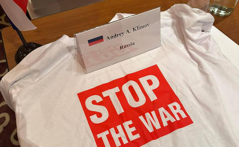 STOP THE WAR! - მაისური რუსეთის დელეგაციას (ფოტო)
