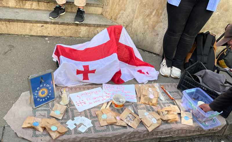 "კორკოტი", სანთლები და ტკბილეული პარლამენტთან - საკურთხი "ქართული ოცნებისთვის" 