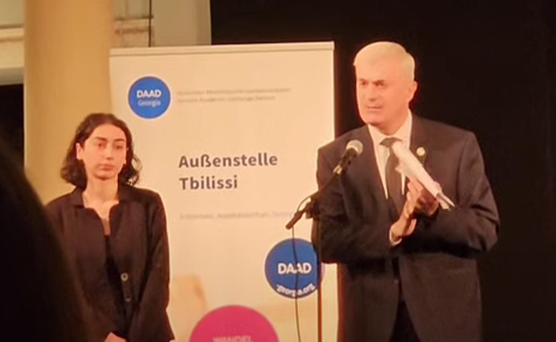 "სირცხვილი!" - რუსთაველის ფონდის ხელმძღვანელის მცდელობას, დაეცვა რუსული კანონის მიმღები ხელისუფლება და თავს დასხმოდა ელჩს, ხმაური მოჰყვა (ვიდეო)
