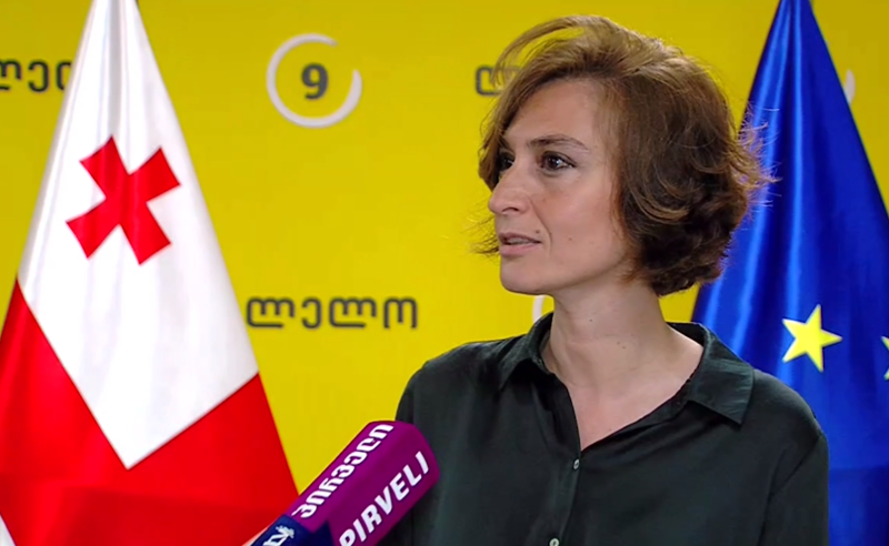 მარტო კაცის არც თუ ისე ომახიანი ტაშის კვრა იმაზე მიუთითებს, თუ როგორი მარტო დარჩენილია ხელისუფლება - დეა მეტრეველი