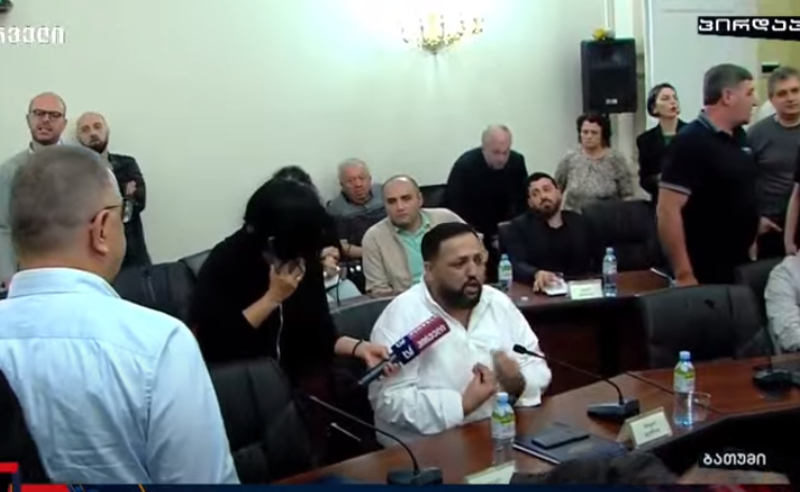 8 წლის შვილს ურეკავენ ღამის 2 საათზე და აგინებენ - რას ჰყვება ბათუმის საკრებულოს ოპოზიციონერი დეპუტატი
