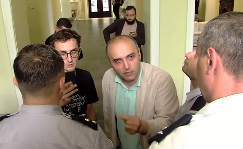 ბათუმის საკრებულოს შენობას კრიმინალური პოლიცია აკონტროლებს - შენობაში არ უშვებენ მოქალაქეებს