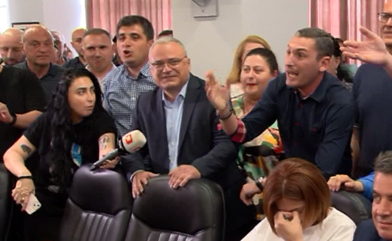 "მერმა სხდომაზე მოიყვანა ზონდერები, დაიწყეს "კაჩავი" და დადგეს კონცერტი" - ხმაური და დაპირისპირება ზუგდიდის საკრებულოში