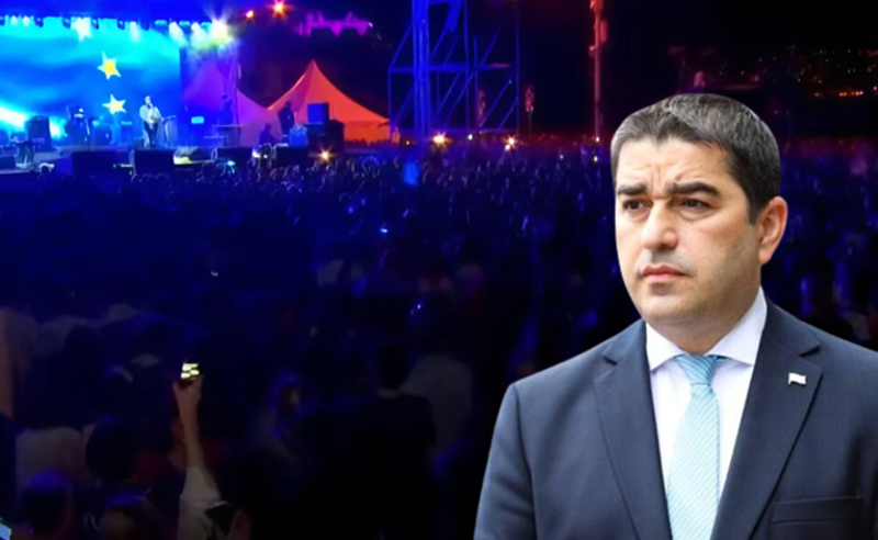 არიან ერთი ფოტოგრაფის იმედზე, რომელიც ცდილობს, რომ რაღაცნაირად გააბევროს აქციის მონაწილეები - პაპუაშვილი