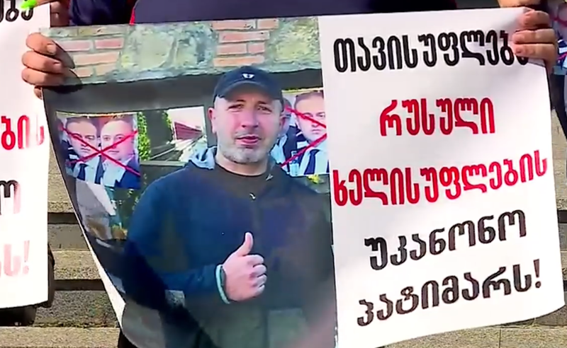 "თავისუფლება რუსული ხელისუფლების უკანონო პატიმარს" - სოსო ბაბაევის მხარდამჭერი აქცია გორის პოლიციასთან