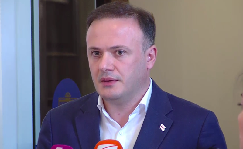 ზარქუა მაკრონსა და ბაიდენს: პრობლემა, ბიჭებო, თქვენს მმართველობაშია