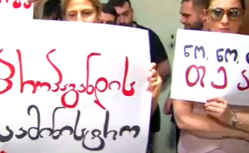 "წინააღმდეგობა გრძელდება, ნაგავს ოქტომბერში გავიტანთ" - კინემატოგრაფისტების აქცია კინოცენტრთან