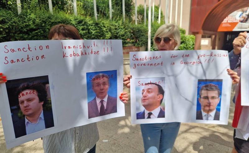 "დაასანქცირეთ ივანიშვილის რეჟიმი და მოძალადე პოლიციელები" - ემიგრანტების აქცია მადრიდში, ევროკავშირის ოფისთან