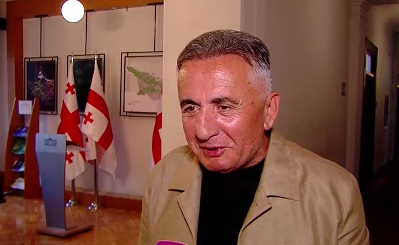 ბაბუაჩემი ჰოთ დოგის ჭამით და ვისკის სმით არ მომკვდარა ამერიკაში - ბეჟან წაქაძე