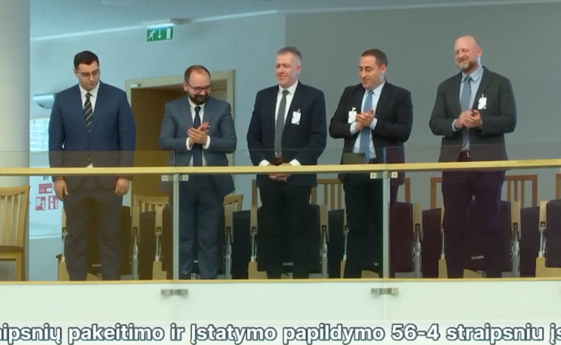 ქართული ოპოზიციის წარმომადგენლებს დღეს ლიეტუვის პარლამენტარები ტაშით შეხვდნენ