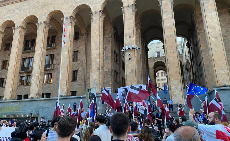 "გახსოვდეს გავრილოვის ღამე" - რუსთაველის გამზირზე შეკრებილები გმირთა მოედნისკენ მსვლელობით დაიძრებიან