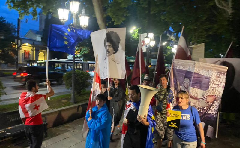"გახსოვდეს გავრილოვის ღამე" - მომიტინგეები საპროტესტო მსვლელობით გმირთა მოედნისკენ მიემართებიან