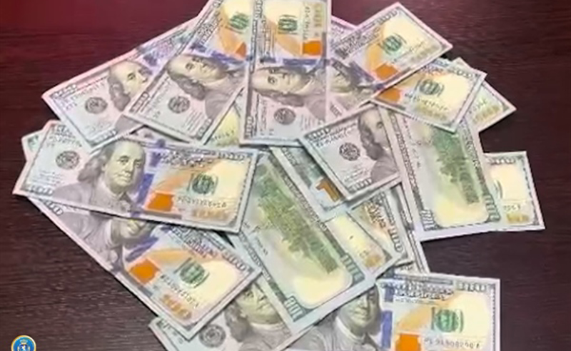 "3 700 აშშ დოლარის ოდენობის ყალბი 100 დოლარიანი კუპიურები გაასაღა" - დაკავებულია 1 პირი