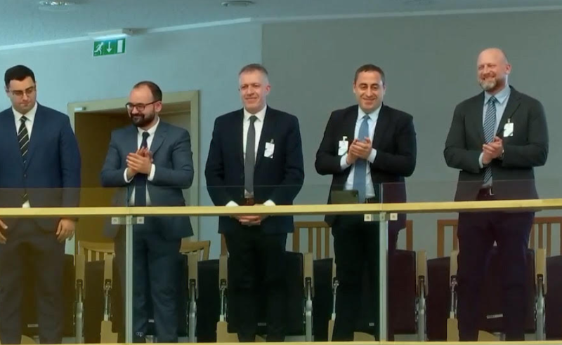 ქართველ ოპოზიციონერებს ლიეტუვის პარლამენტში ტაშით დახვდნენ