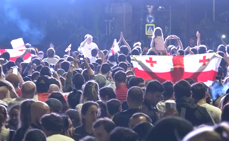 ისტორიულ გამარჯვებას აღნიშნავენ რეგიონებშიც - ეროვნული ნაკრების წარმატებას გვიან ღამემდე ზეიმობდნენ ბათუმში